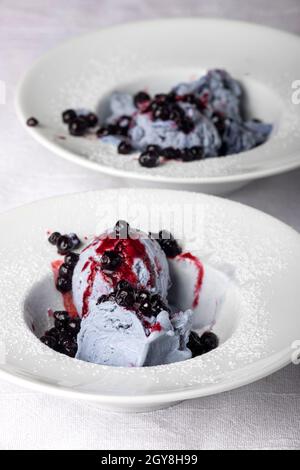 Nahaufnahme von Heidelbeer-Eis auf Tellern Stockfoto