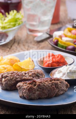 griechische Feta gefüllt Bifteki und Pommes Stockfoto