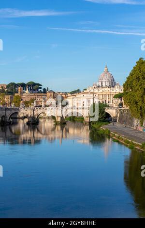 Rom, Italien - 9. Oktober 2020: Die Elibrücke (Ponte Sant'Angelo) über den Tiber, die im 2. Jahrhundert vom römischen Kaiser Hadrian fertiggestellt wurde. Im Stockfoto