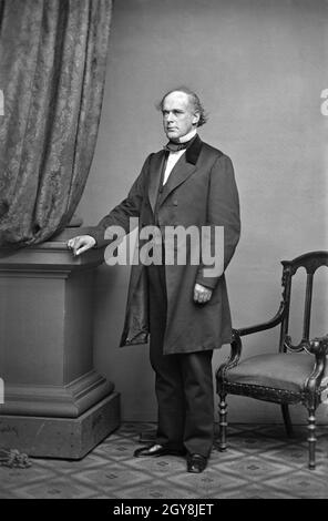 Salmon P. Chase (1808-1873), amerikanischer Politiker und Jurist, diente als Gouverneur und Senator von Ohio, sechster US-Chefjustiz sowie den USA. Finanzminister, einer der wenigen US-Politiker, der in allen drei Zweigen der Bundesregierung tätig ist, Ganzkörperportrait, Mathew Brady Studio, 1860 Stockfoto