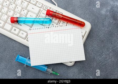 Eingeben Von Medizinischen Hinweisen Zu Wissenschaftlichen Studien Und Bestrahlungsplänen Stockfoto