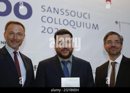 Potsdam, Deutschland. Oktober 2021. Potsdam: Das Foto zeigt Leonid Volkov, der statt des Verhafteten den M100 Media Award erhielt, Alexei Navalny übernimmt, Laudator Christian Lindner (FDP), Potsdamer Oberbürgermeister Mike Schubert, beim M100 Sanssouci Colloquium und der M100 Media Award Zeremonie, rund 100 internationale Medienvertreter, Politik und Wissenschaft werden die Herausforderungen diskutieren, denen sich Medien und Demokratie in einer Zeit scheinbar fortwährender Krisen gegenübersehen und wie sie mit dieser Verantwortung umgehen. (Foto: Simone Kuhlmey/Pacific Press/Sipa USA) Quelle: SIPA USA/Alamy Live News Stockfoto