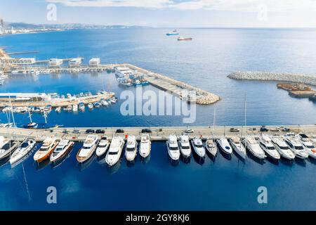 Boote und Yachten in Limassol Old Port und Marina Stockfoto