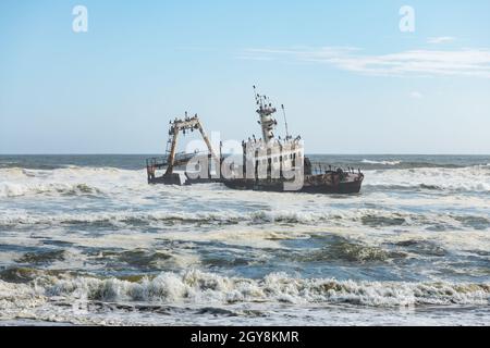 Das Schiffswrack im Atlantischen Ozean an der Skeleton Coast bei Swakopmund in Namibia, Afrika. Landschaftsfotografie Stockfoto