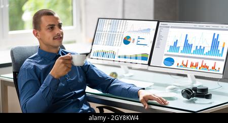 Analyst Man Verwendet Business Data Analytics Dashboard Stockfoto