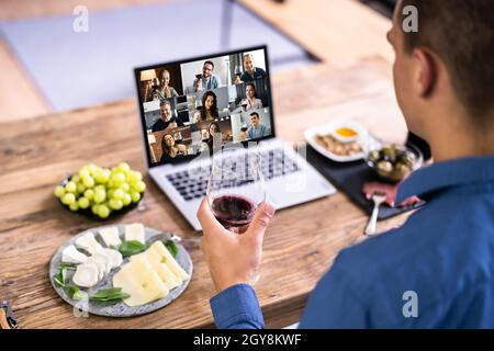 Digitale Weinverkostung Virtuelle Dinner-Veranstaltung Mit Laptop Stockfoto