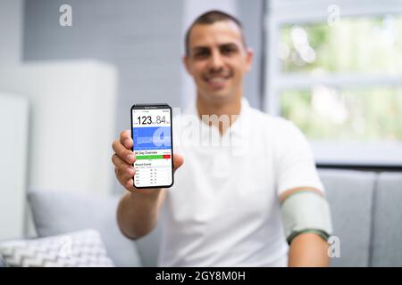 Blutdruckmessung Mit Dem Smart Monitor. Patient Man Stockfoto