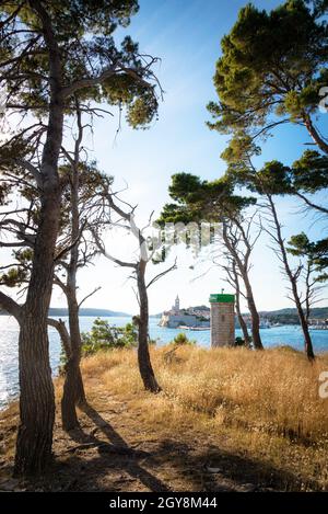 Blick auf die Stadt Rab von der gegenüberliegenden Insel stoljic mit Pinien Stockfoto