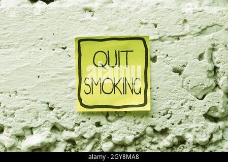 Textschild zeigt Rauchen beenden, Geschäftskonzept Einstellung oder Beendigung des Tabakkonsums Denken Neue helle Ideen erneuern Kreativität Stockfoto