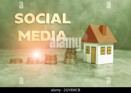 Schreiben Text anzeigen Social Media, Konzeptfoto Online-Kommunikationskanal Vernetzung Microblogging Computing House Upgrade Budget, New House Stockfoto