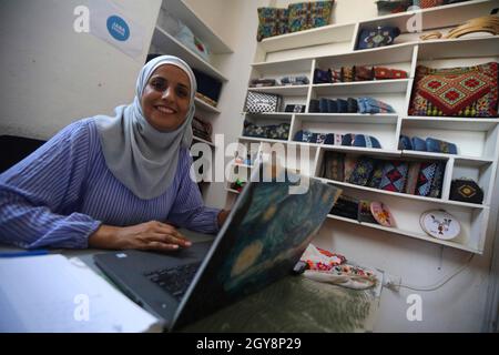 Beirut, Libanon. Oktober 2021. Fatima Khalifa, ein 40-jähriger syrischer Flüchtling, arbeitet in Jana Workshop im Lager Burj Barajneh in Beirut, Libanon, 5. Oktober 2021. UM MIT "Feature: Syrian Refugee Lady started own Business in Beirut Camp" zu GEHEN.Quelle: Bilal Jawich/Xinhua/Alamy Live News Stockfoto