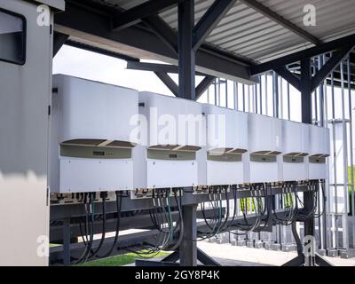 Elektrische Steuerbox für den Außenbereich. Schaltschrank. Elektrische Steuerbox mit Drucktasten und Schaltern. Hauptnetzteil.Elektrische Steuerung Stockfoto