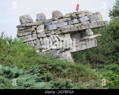 Schöne drachenförmige Steinmauer, die aus der Erde kommt Stockfoto