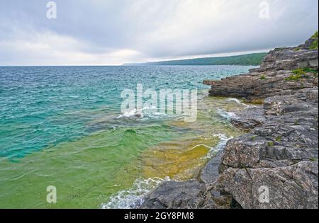 Farbenfrohe Gewässer auf den Great Lakes am Lake Huron im Bruce Peninsula National Park in Ontario Stockfoto