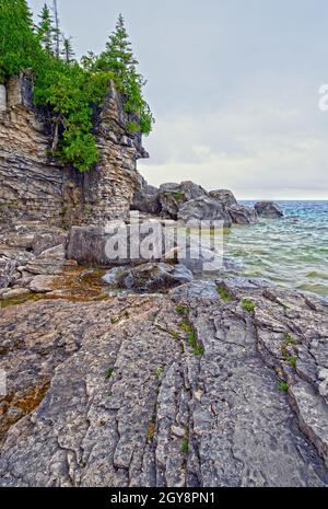 Rocky Shores an den Great Lakes am Lake Huron im Bruce Peninsula National Park in Ontario Stockfoto