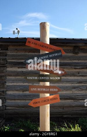 JAMESTOWN, NORTH DAKOTA - 3 Okt 2021: Frontier Town Schild mit Anweisungen zu den verschiedenen Attraktionen. Stockfoto