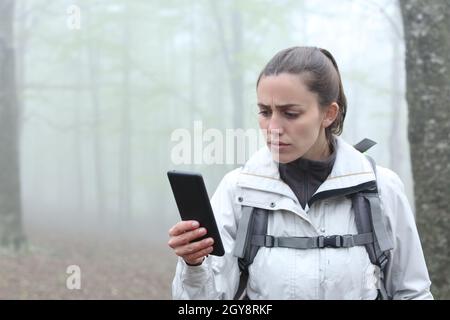 Verloren besorgt Trekker Überprüfung gps-Position auf Smartphone in der Natur Stockfoto