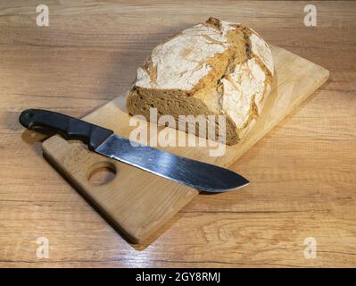 Frisch gebackenes aromatisches Brot. Brot in einem Schnitt. Duftendes Gebäck aus der Nähe. Hausgemachtes Sauerteigbrot. Handgefertigt. Esstrends. Verschiedene Arten von frischer Brea Stockfoto