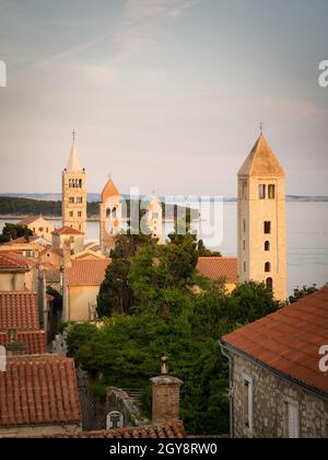 Rab ist eine kroatische Insel an der Adria, eine alte Stadt, die von alten Mauern umgeben ist. Zu den 4 prominenten Kirchtürmen der Stadt gehört der romanische Glockenturm Stockfoto