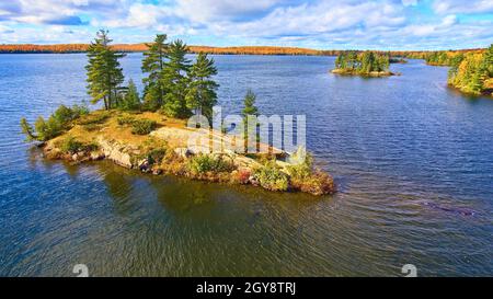 Kleine Inseln in einem großen See im Herbst Stockfoto