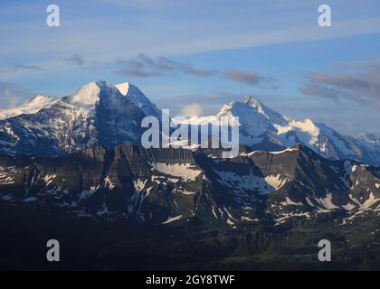 Berühmte Gebirgskette Eiger, Mönch und Jungfrau. Blick vom Brienzer Rothorn. Eiger-Nordwand. Stockfoto