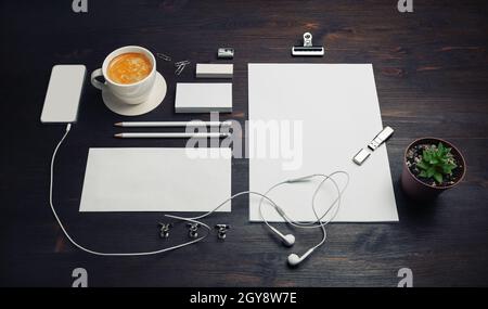 Leere branding Schreibwaren auf Holz Tabelle hinterlegt. Briefpapier Vorlage. Stockfoto