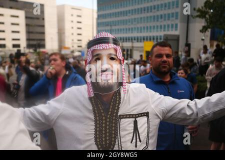 NEWCASTLE UPON TYNE, GROSSBRITANNIEN. 7. OKTOBER Ein Newcastle Fan als Kronprinz verkleidet Mohammad bin Salman Szenen im St. James's Park, Newcastle, als am Donnerstag, den 7. Oktober 2021 die Nachricht von einer Übernahme auftaucht. (Kredit: Michael Driver | MI Nachrichten) Kredit: MI Nachrichten & Sport /Alamy Live Nachrichten Stockfoto