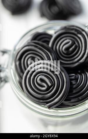 Spirale aus Süßholz Süßigkeiten im Glas. Stockfoto