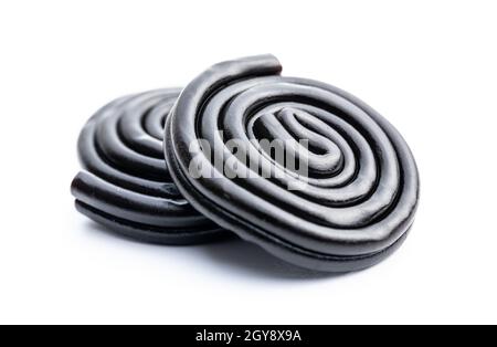 Spirale aus Süßholz auf weißem Hintergrund isoliert. Stockfoto