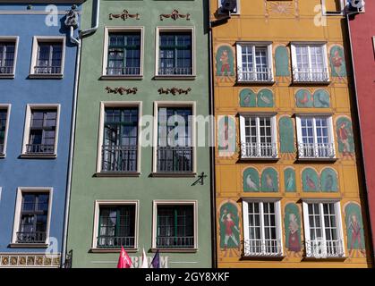 Danzig, Polen - 6. September 2020: Die Fassaden der restaurierten Gdańsk Patrizierhäuser in der Long Lane in der Altstadt. Stockfoto