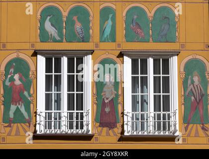 Danzig, Polen - 6. September 2020: Die Fassade des restaurierten Patrizierhauses Gdańsk in der Long Lane in der Altstadt. Stockfoto