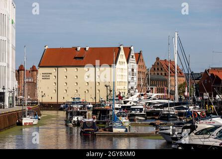 Danzig, Polen - 6. September 2020: Das Nationale Schifffahrtsmuseum und der Jachthafen in Gdańsk. Polen Stockfoto