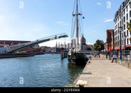 Danzig, Polen - 9. September 2020: Die Zugbrücke über den Fluss Motława in Danzig Stockfoto