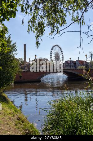 Danzig, Polen - 9. September 2020: Riesenrad auf der Kornkammer-Insel in Danzig, Polen Stockfoto