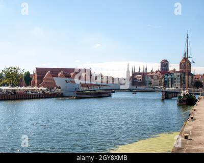 Danzig, Polen - 9. September 2020: Die Zugbrücke über den Fluss Motława in Danzig Stockfoto