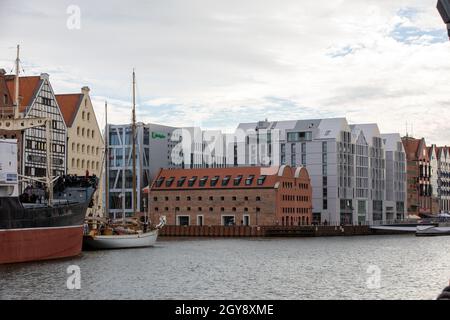 Danzig, Polen - 6. September 2020: Kornkammer-Insel in Danzig - ein Beispiel für eine Kombination aus alter und moderner Architektur Stockfoto