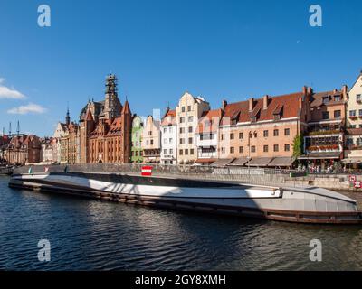 Danzig, Polen - 9. September 2020: Die rotierende Fußgängerbrücke des Heiligen Geistes zur Korninsel am Fluss Motława Stockfoto