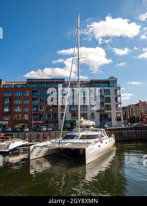 Danzig, Polen - 9. September 2020: Motorboote und Segelboote in der Marina in Danzig. Polen Stockfoto