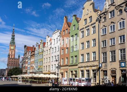 Danzig, Polen - 6. September 2020: Die Fassaden der restaurierten Gdańsk Patrizierhäuser auf dem Langen Markt Stockfoto