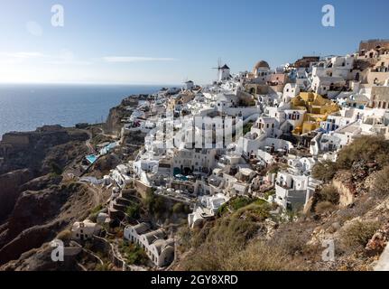 Weiß getünchte Häuser und Windmühlen in Oia auf Santorini, Kykladen, Griechenland Stockfoto