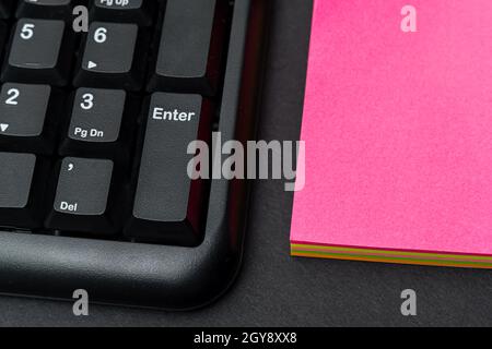 Hände Zeigen Drücken Von Computertastaturtasten Mit Schreibmaschine Neue Ideen. Stockfoto