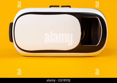 VR-Headset auf farbigem Tischhintergrund Stockfoto