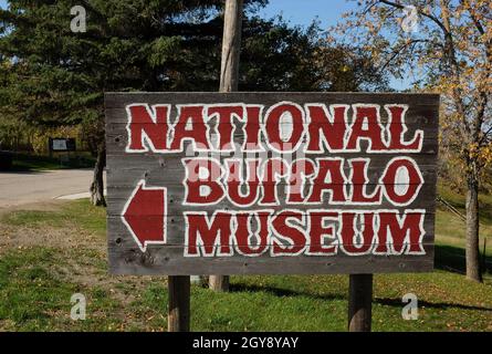 JAMESTOWN, NORTH DAKOTA - 3 Okt 2021: Zeichen für das National Buffalo Museum, das der Geschichte des amerikanischen Bisons gewidmet ist. Stockfoto