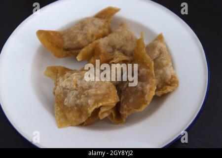 Frittierte Wontons oder Knödel auf Gericht Stockfoto