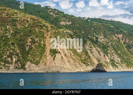 Wilde Küste des Nationalparks Cinque Terre mit Klippen und Mittelmeer (Scoglio Ferale), UNESCO-Weltkulturerbe. La Spezia, Ligurien, Italien Stockfoto