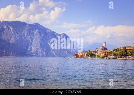 Idyllischen italienischen Küste mit Wasser, einem netten kleinen Dorf, die Berge und den Himmel Stockfoto