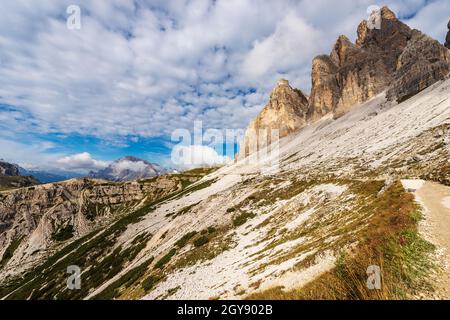 Die Südwand der drei Gipfel des Lavaredo (drei Zinnen oder drei Zinnen) und des Kristallbergs (Monte Cristallo). Sextner Dolomiten, Italien. Stockfoto