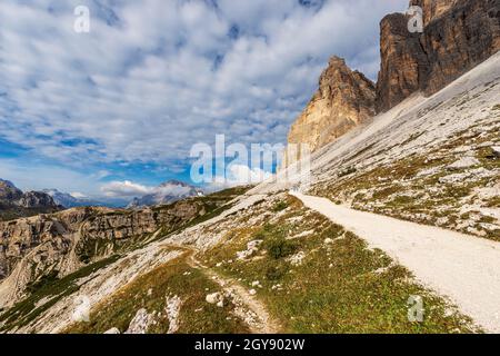 Die Südwand der drei Gipfel des Lavaredo (drei Zinnen oder drei Zinnen) und des Kristallbergs (Monte Cristallo). Sextner Dolomiten, Italien. Stockfoto