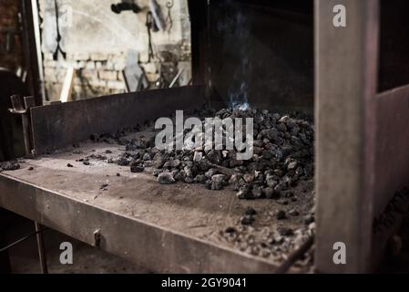 Bild von einem Haufen heißer Kohle im Ofen in der Fabrik Stockfoto