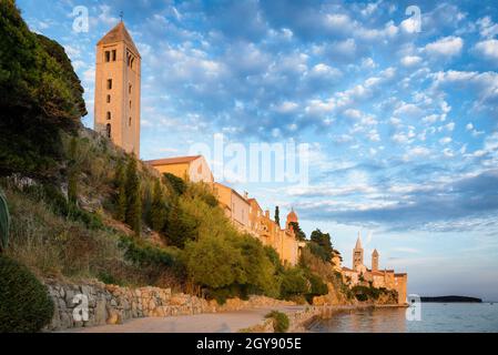 Rab ist eine kroatische Insel an der Adria, eine alte Stadt, die von alten Mauern umgeben ist. Zu den 4 prominenten Kirchtürmen der Stadt gehört der romanische Glockenturm Stockfoto